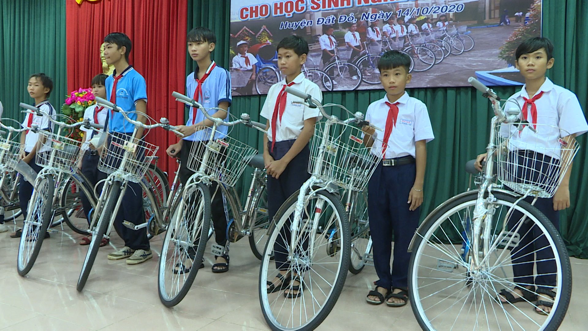 HS nghèo của huyện Đất Đỏ được tặng xe đạp từ Hội Golf BR-VT quyên góp, ủng hộ. Ảnh: MINH TÀI