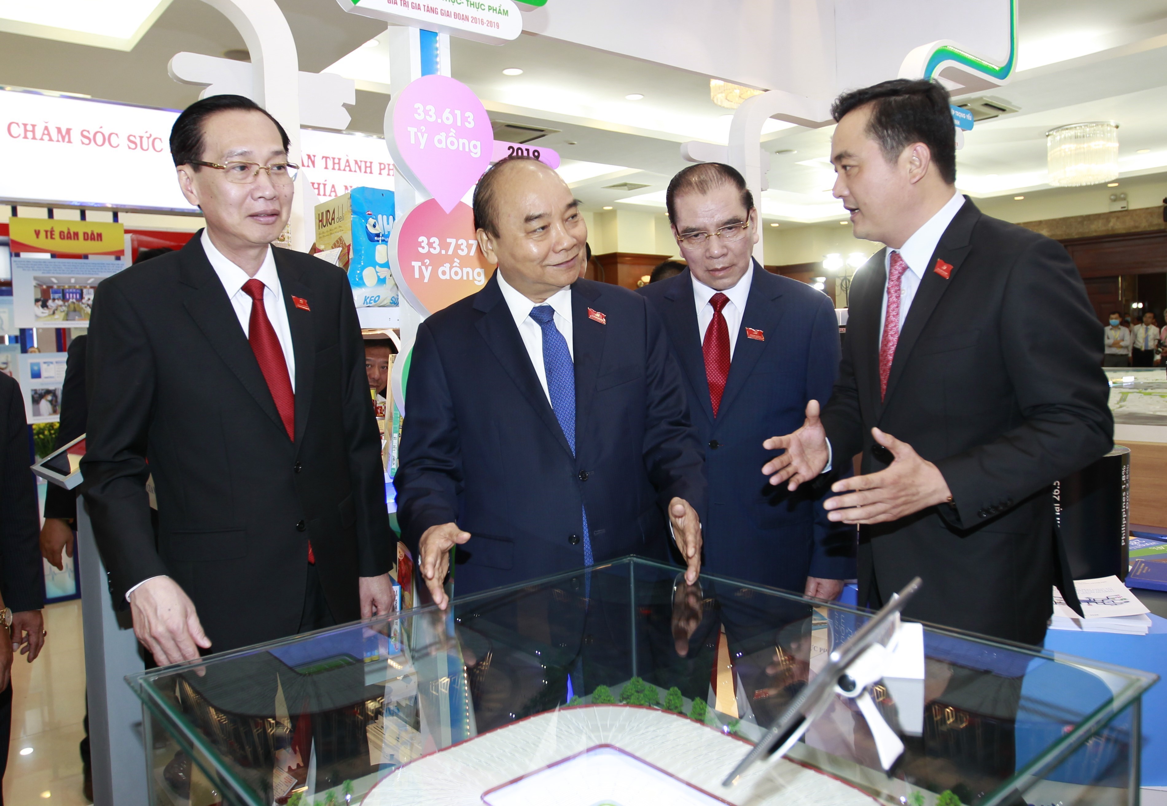 Thủ tướng Nguyễn Xuân Phúc và các đại biểu tham quan Triển lãm các thành tựu phát triển kinh tế - xã hội của TP. Hồ Chí Minh. Ảnh: THANH VŨ