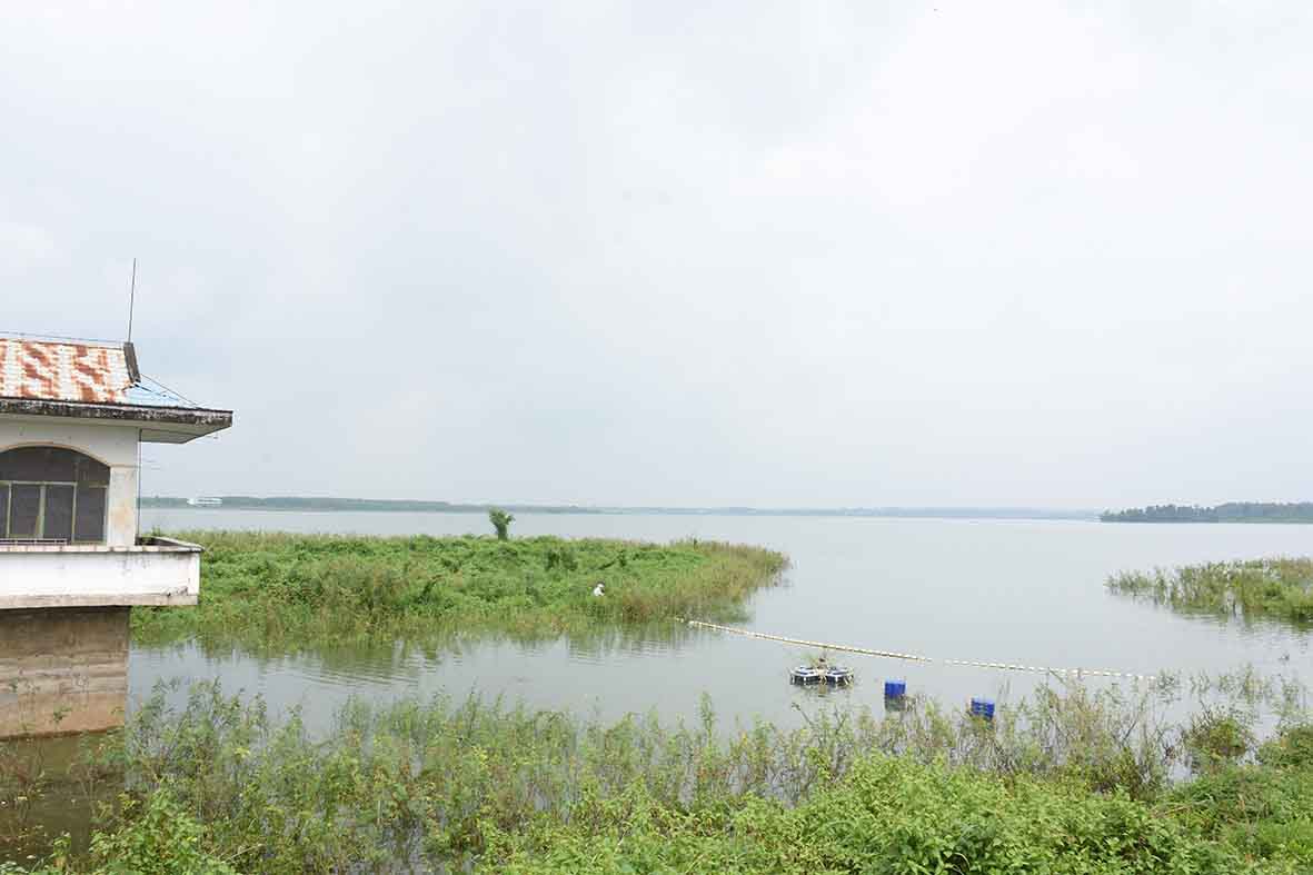 Nhờ có các giải pháp kịp thời về chăn nuôi nên nguồn nước của các hồ cấp nước sinh hoạt trên địa bàn tỉnh vẫn được bảo đảm an toàn. Trong ảnh: Một góc hồ Đá Đen.