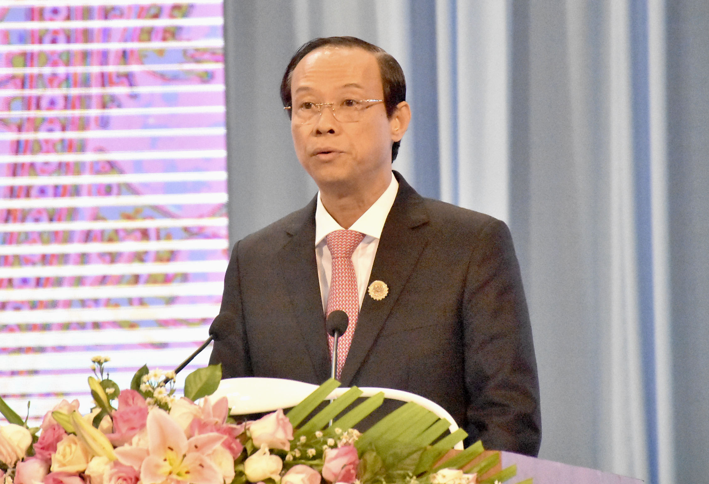 Ông Nguyễn Văn Thọ, Phó Bí thư Tỉnh ủy, Chủ tịch UBND tỉnh, Chủ tịch Hội đồng Thi đua - Khen thưởng tỉnh phát biểu phát động phong trào Thi đua yêu nước giai đoạn 2020 -2025 tại Đại hội.