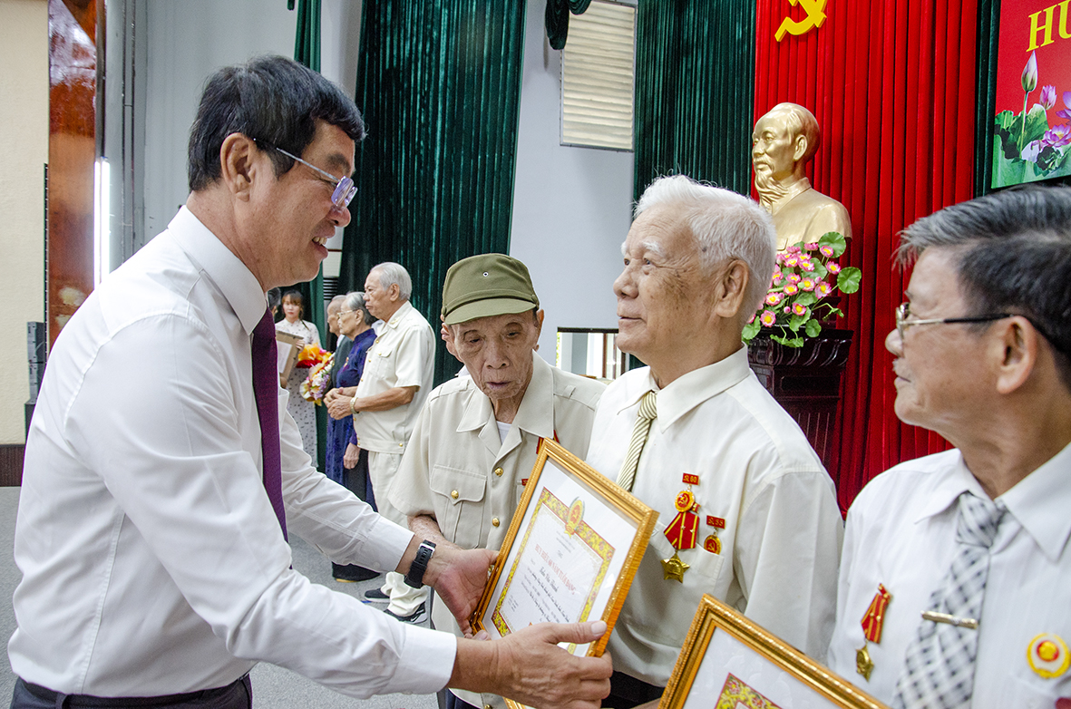 Ông Trần Đình Khoa Ủy viên Ban Thường vụ Tỉnh ủy, Bí thư Thành ủy Vũng Tàu trao Huy hiệu Đảng đợt 2/9/2020 cho các đảng viên.