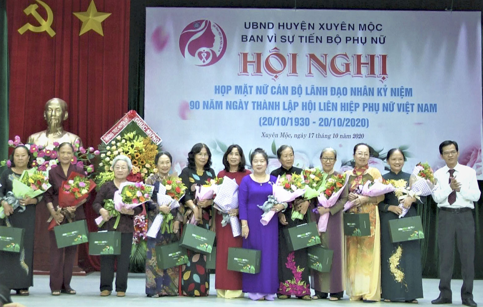 Ông Dương Trọng Hiếu, Bí thư Huyện ủy Xuyên Mộc tặng hoa chúc mừng các cán bộ nữ của huyện qua các thời kỳ.