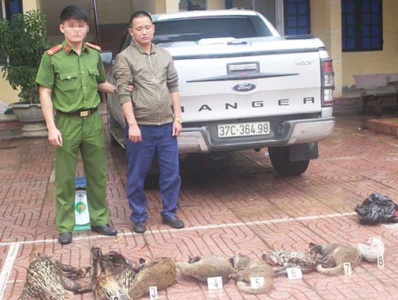 Đối tượng cùng tang vật tại trụ sở Công an huyện Con Cuông.