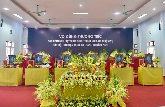 Lễ tang 13 cán bộ, chiến sĩ hy sinh ở Rào Trăng được tổ chức tại TP Huế trong sáng 18/10