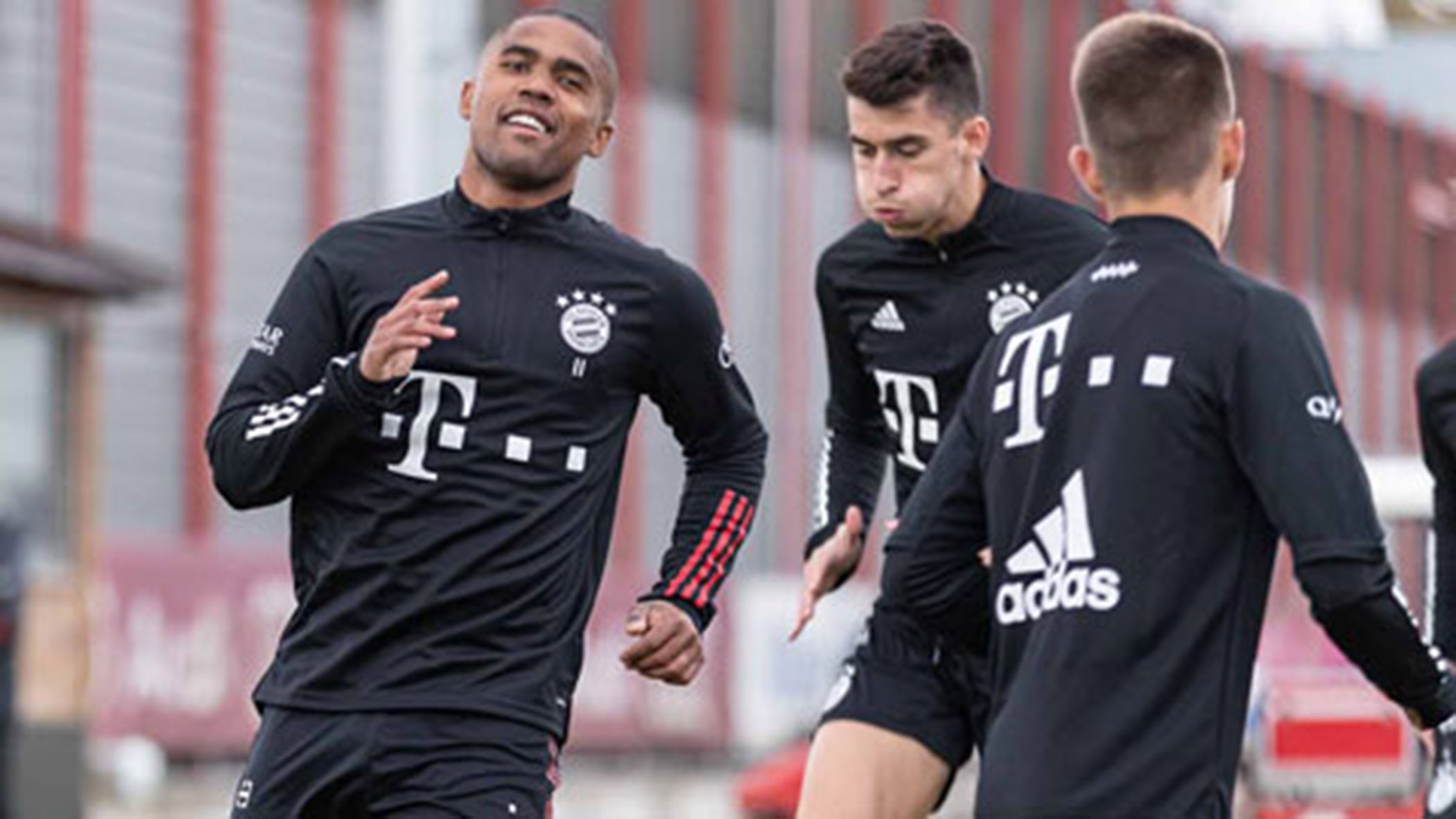 Douglas Costa (bìa trái) hưng phấn trong buổi tập đầu tiên khi quay lại với đội bóng cũ Bayern.