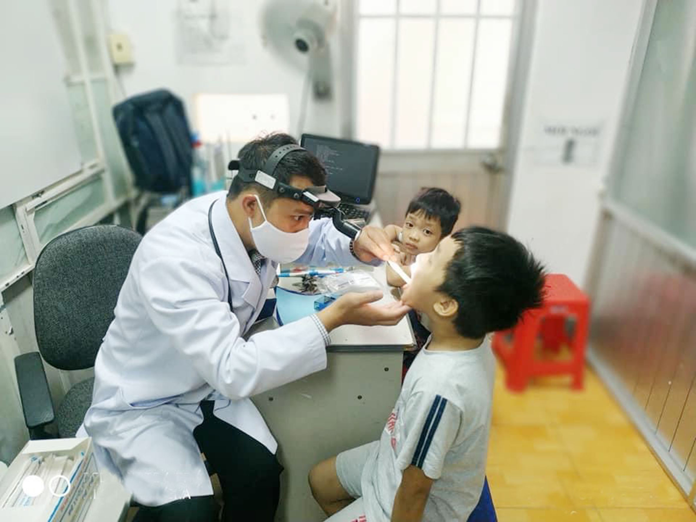 Bác sĩ Lê Đình Tư, CLB Thầy thuốc trẻ TP.Vũng Tàu khám răng miễn phí cho trẻ em nghèo.