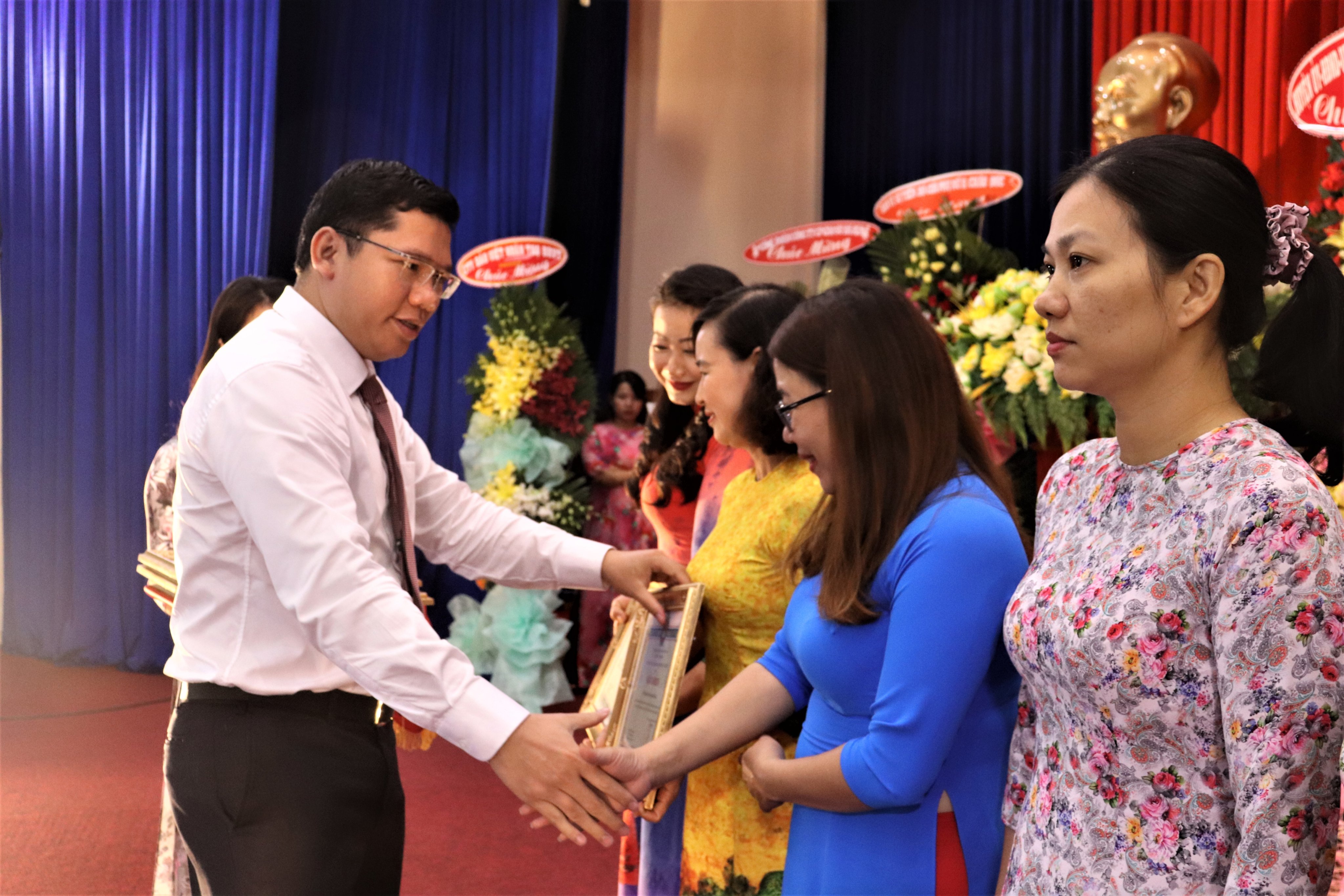 Ông Hoàng Nguyên Dinh, Chủ tịch UBND huyện Châu Đức khen thưởng các tập thể phụ nữ tiêu biểu trong các phong trào thi đua năm 2020.
