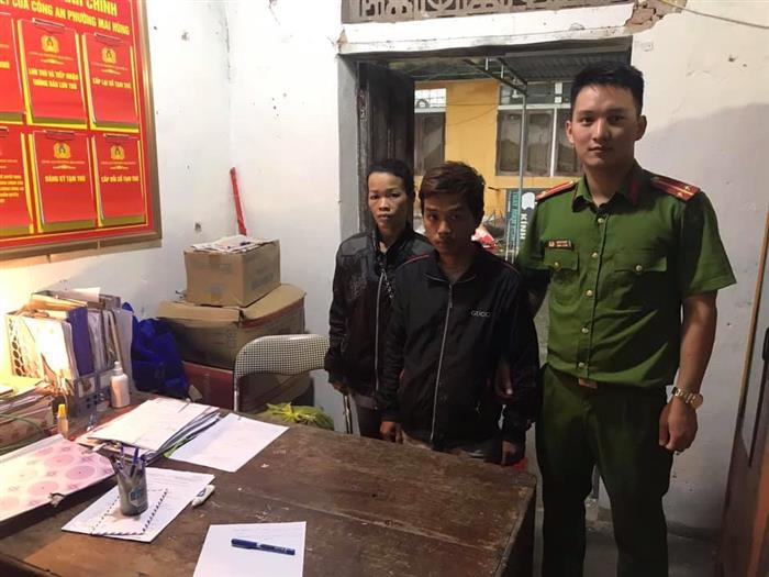 Chị Phố đến trụ sở Công an phường Mai Hùng để đón Hưng về với gia đình