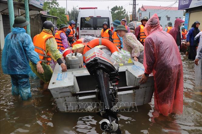 Ca nô của lực lượng chức năng được huy động đưa hàng cứu trợ tới người dân đang bị cô lập do lũ tại Quảng Bình. Ảnh minh họa: TTXVN