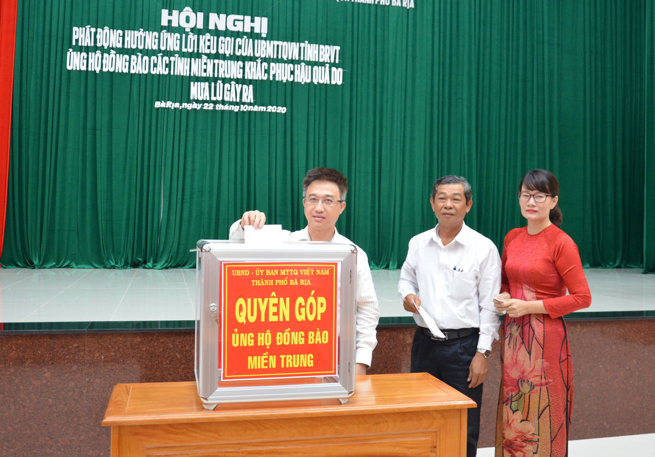 Ông Đặng Minh Thông, Ủy viên Ban Thường vụ Tỉnh ủy, Bí thư Thành ủy Bà Rịa và các đại biểu ủng hộ đồng bào miền Trung.