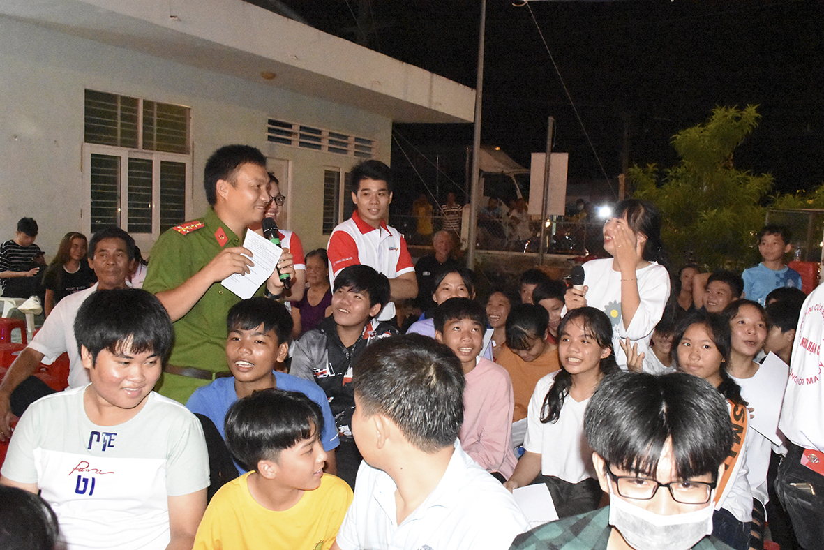 Thanh, thiếu niên xã Long Sơn tham gia trả lời câu hỏi trắc nghiệm về phòng, chống tác hại của rượu, bia và chất gây nghiện.