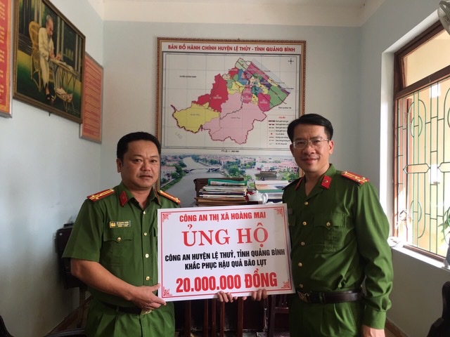 Thượng tá Nguyễn Bình Hà, Trưởng Công an thị xã trao tặng Công an huyện Lệ Thủy (Quảng Bình) 20 triệu đồng để khắc phục thiệt hại do mưa lũ