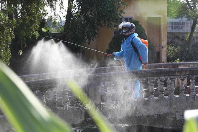 Tổ công tác vệ sinh môi trường xã Cẩm Quang thực hiện phun khử khuẩn tại trường Trung học cơ sở Cẩm Quang, huyện Cẩm Xuyên (Hà Tĩnh). Ảnh: TTXVN
