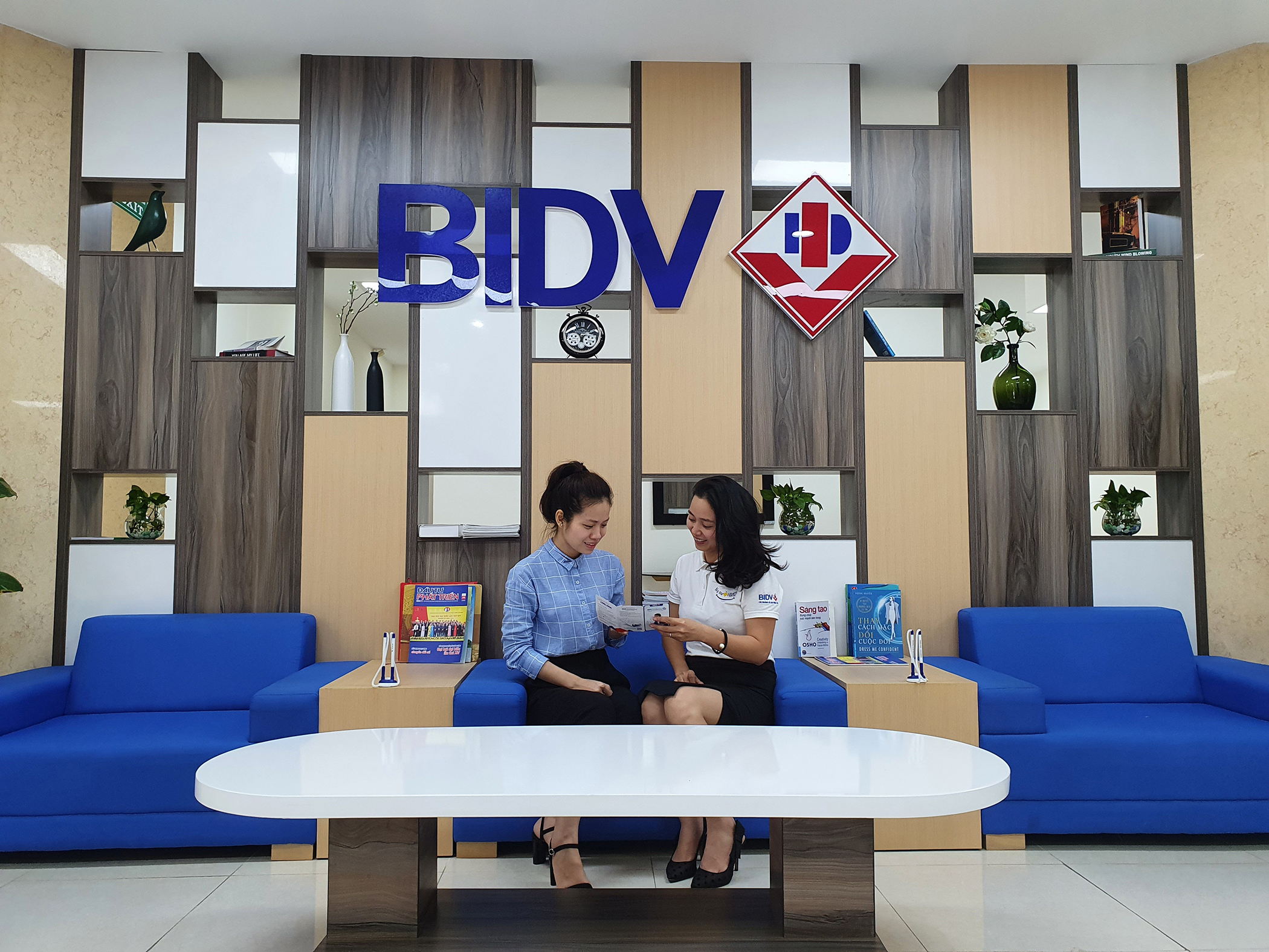 Nhân viên BIDV Bà Rịa - Vũng Tàu tư vấn cho phụ huynh về giải pháp thu hộ học phí tại quầy.
