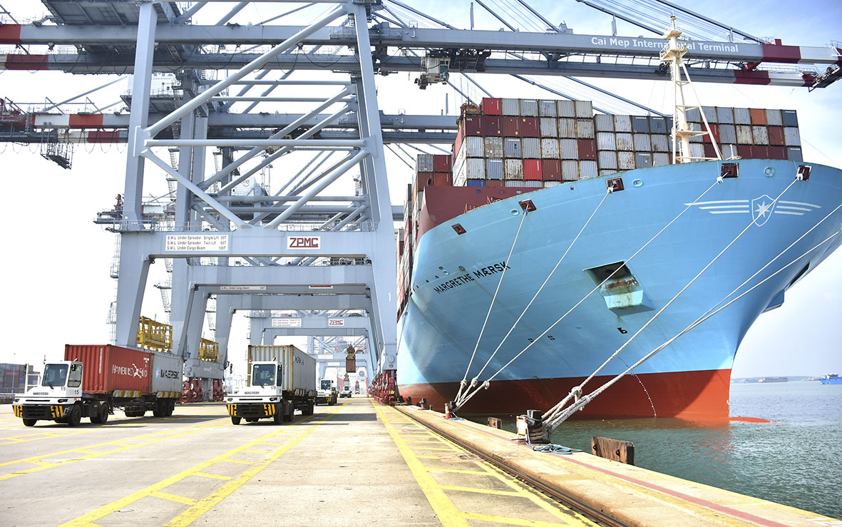 Xe container đưa hàng của tàu Margrethe Maersk về bãi container của cảng CMIT.Ảnh: THÀNH HUY