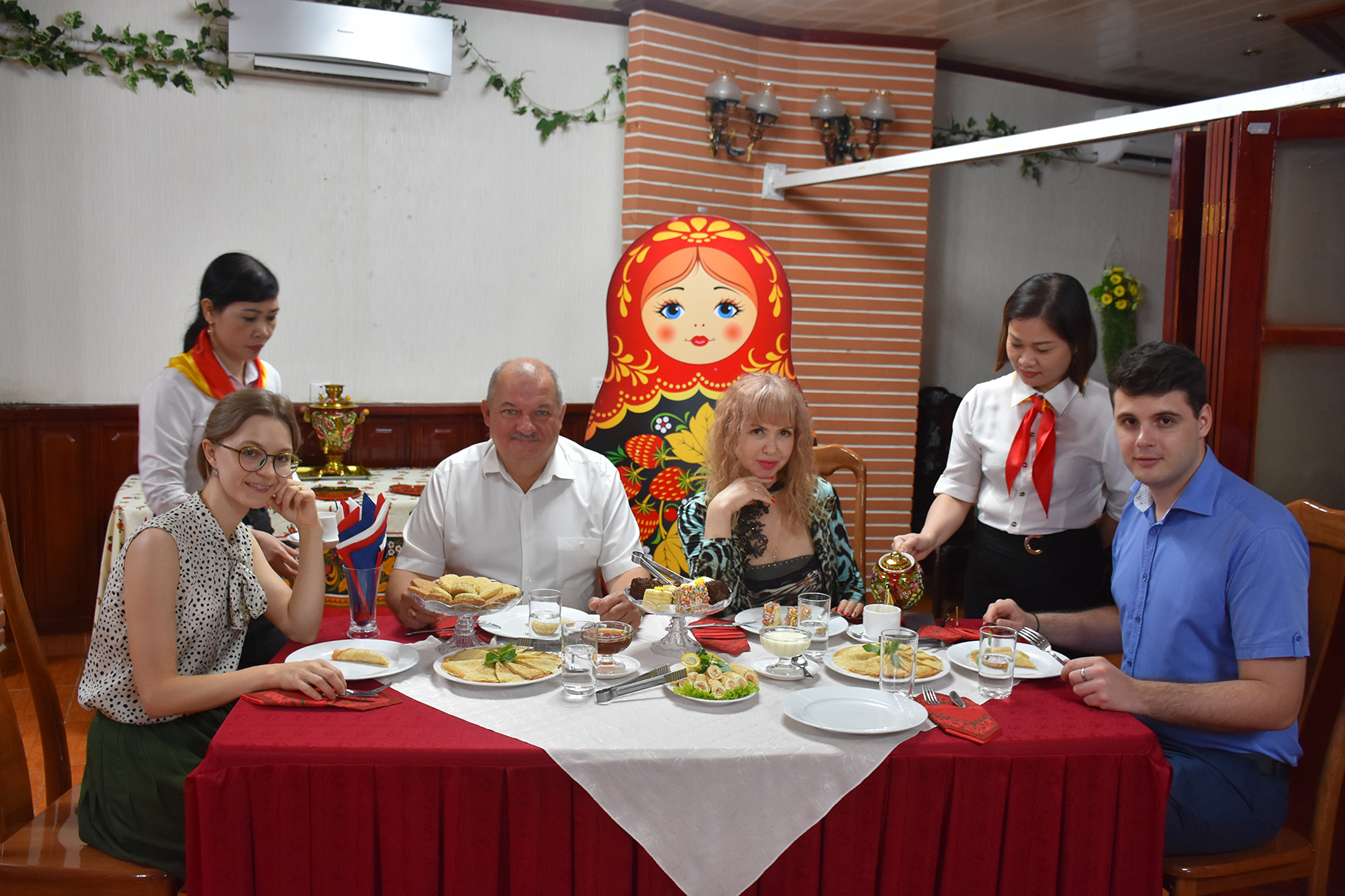 Những người Nga quây quần bên bàn tiệc với những món ăn truyền thống của Nga. 