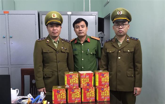 Tang vật thu giữ gồm: 07(Hộp) Pháo do nước ngoài sản xuất, loại 36 quả/hộp, tổng trọng lượng 8,5 kg.
