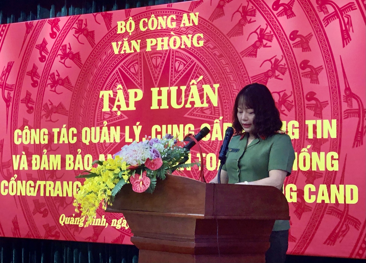 Thượng tá Lê Thị Kim Liên – Giám đốc kiêm Tổng biên tập Cổng Thông tin điện tử Bộ Công an phát biểu tại lễ khai giảng
