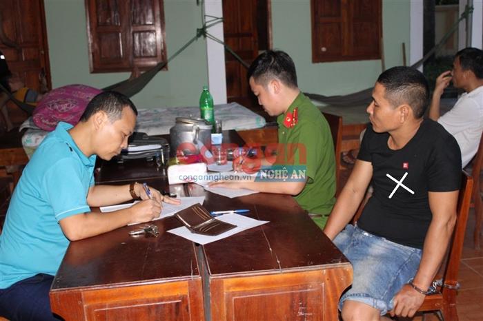 Cán bộ Phòng CSMT lấy lời khai đối tượng (X) phạm tội 