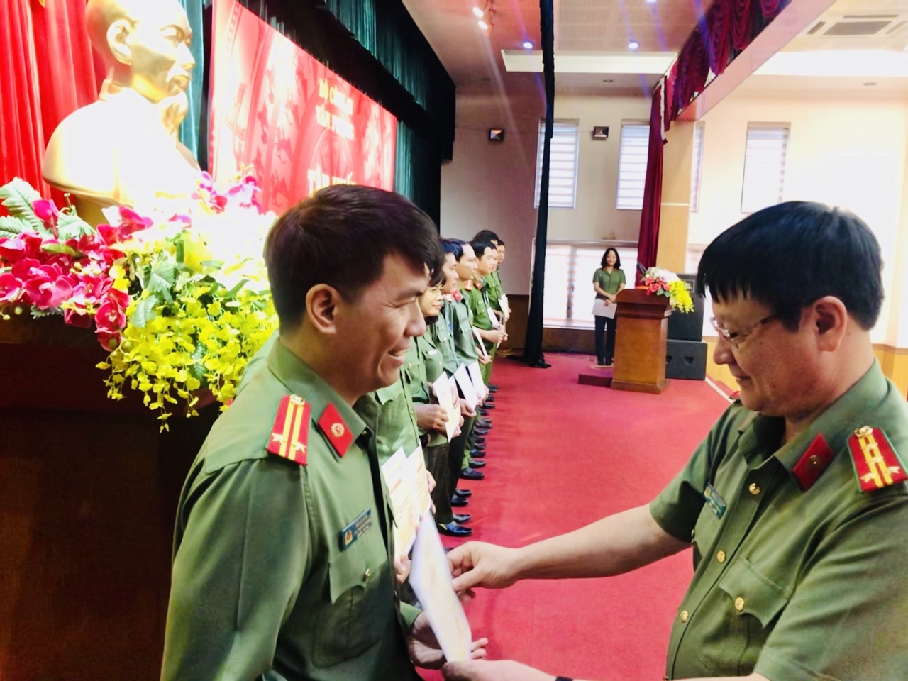 Đồng chí Đại tá Lê Minh Quang – Phó Chánh văn phòng Bộ Công an  trao chứng nhận cho các học viên