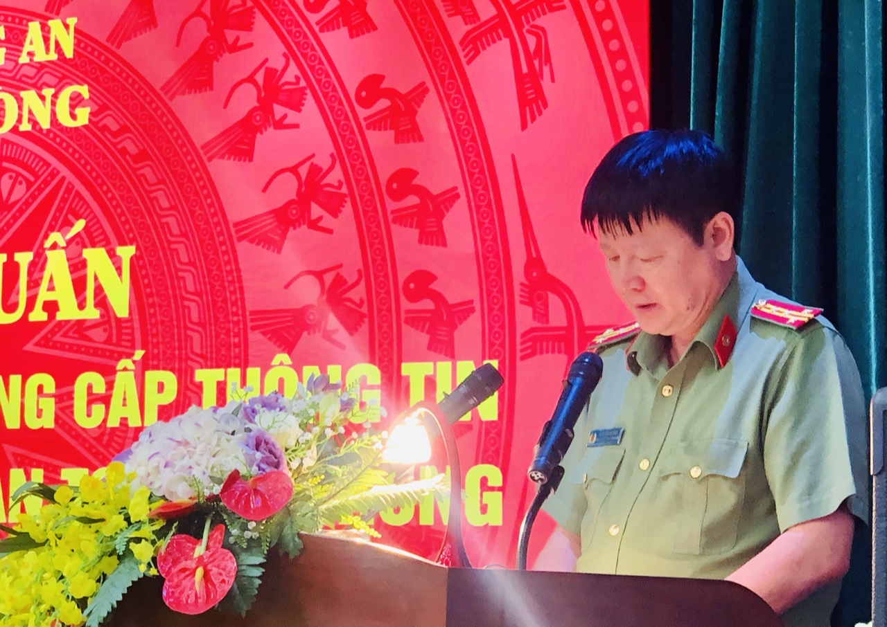 Đồng chí Đại tá Lê Minh Quang – Phó Chánh văn phòng Bộ Công an phát biểu tại lễ bế giảng