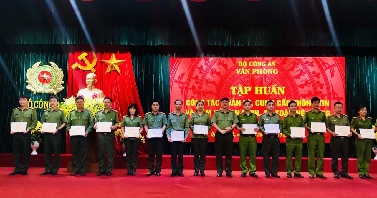 Đồng chí Đại tá Lê Minh Quang – Phó Chánh văn phòng Bộ Công an trao chứng chỉ cho đại diện công an các đơn vị địa phương 