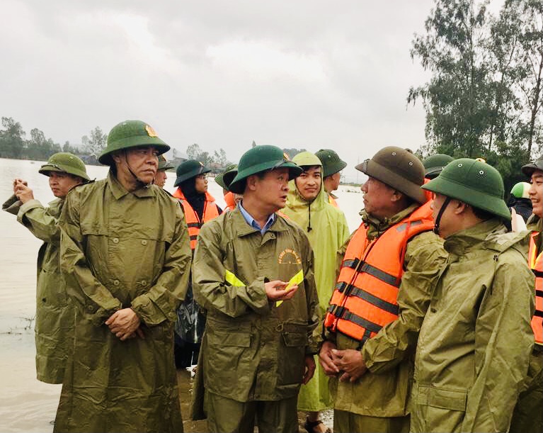 Thái Thanh Quý - Bí thư Tỉnh uỷ Nghệ An, Thiếu tướng Võ Trọng Hải - Giám đốc Công an tỉnh và đoàn công tác trực tiếp bàn phương án di dời dân tại huyện Nghi Lộc