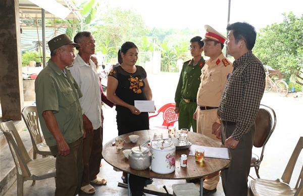 Thăm hỏi, tặng quà gia đình nạn nhân tai nạn giao thông