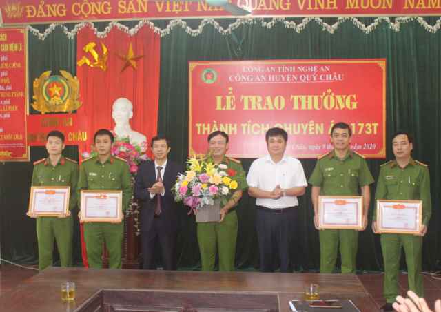 Trao thưởng về thành tích phá chuyên án trộm cắp trâu, bò