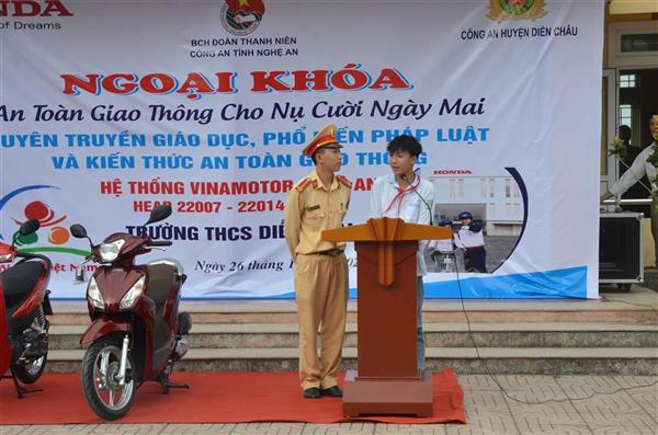 Tuyên truyền pháp luật về ATGT cho gần 400 học sinh THCS Diễn Thái