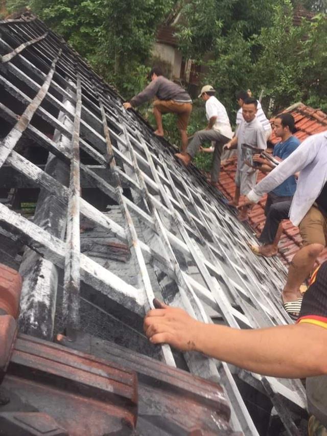 Lực lượng chức năng cùng người dân tập trung chữa cháy.