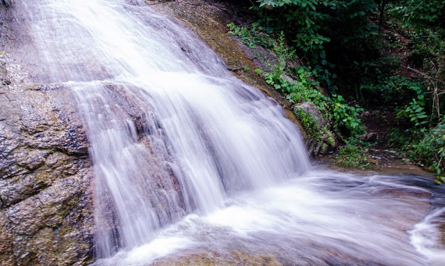 Dòng nước thiêng Núi Cấm ngọt lành và thanh khiết tốt cho sức khỏe con người