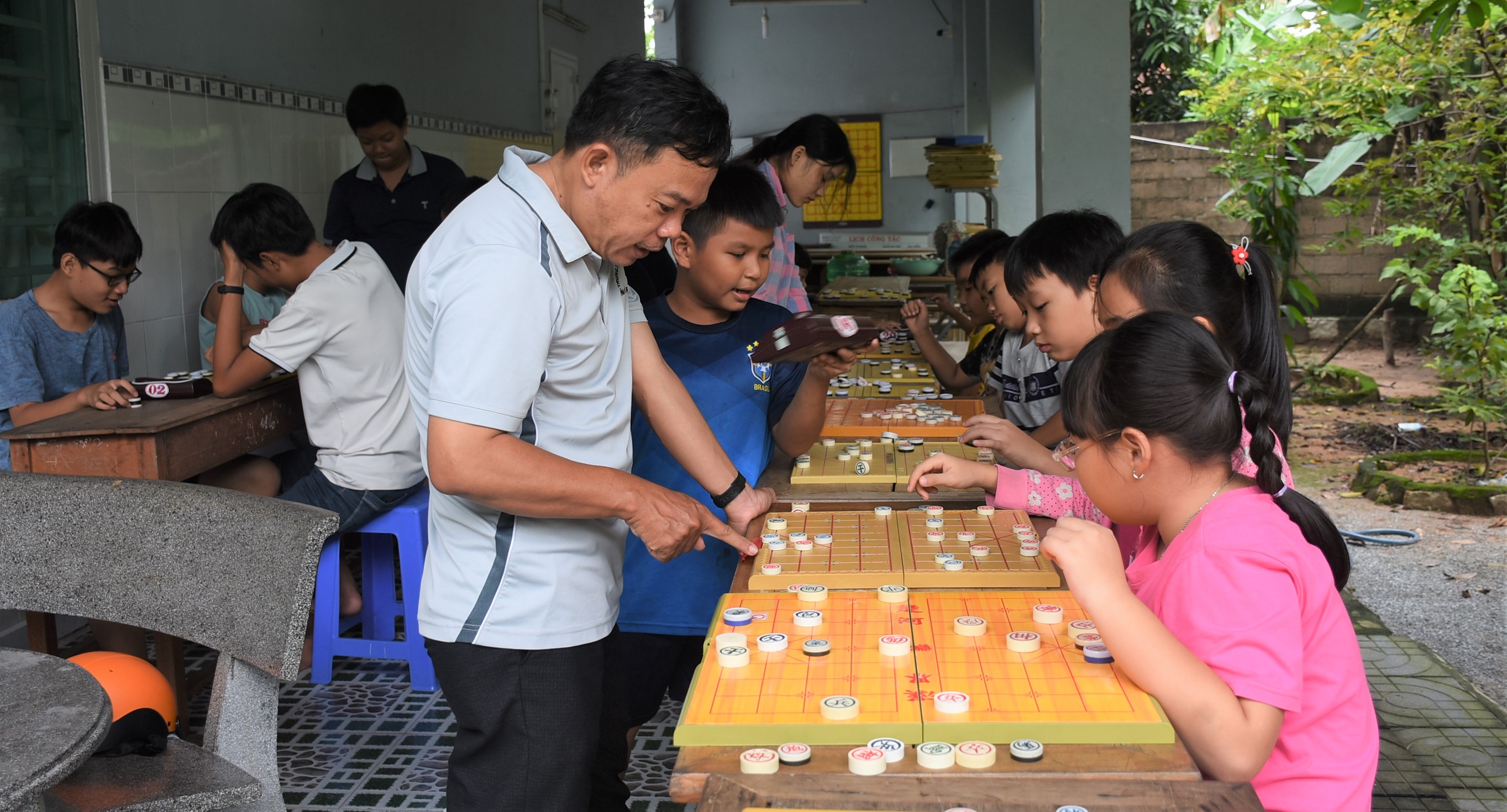 HLV Nguyễn Thành Trí phân tích những nước cờ cho học trò.