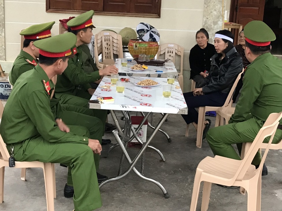 Đoàn công tác thăm hỏi gia đình các cán bộ, chiến sỹ