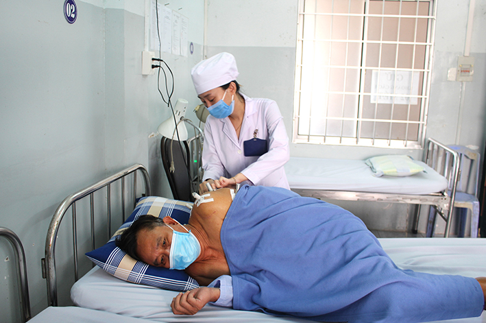Nhân viên y tế chiếu laser cho bệnh nhân Nguyễn Văn Châm.