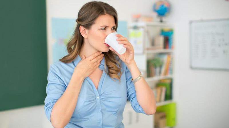 Khi có dấu hiệu đau họng, nên súc miệng và súc họng bằng nước muối sinh lý thường xuyên. (Ảnh minh họa)