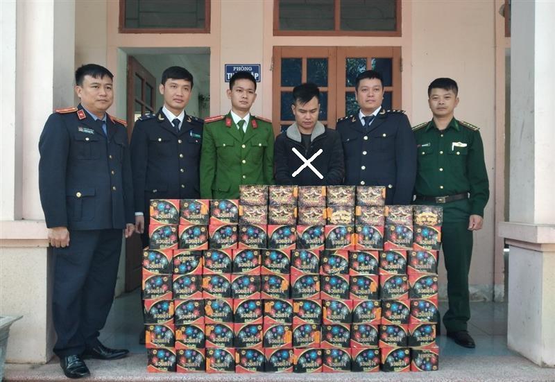 Đối tượng (X) và tang vật vụ án tại cơ quan Công an