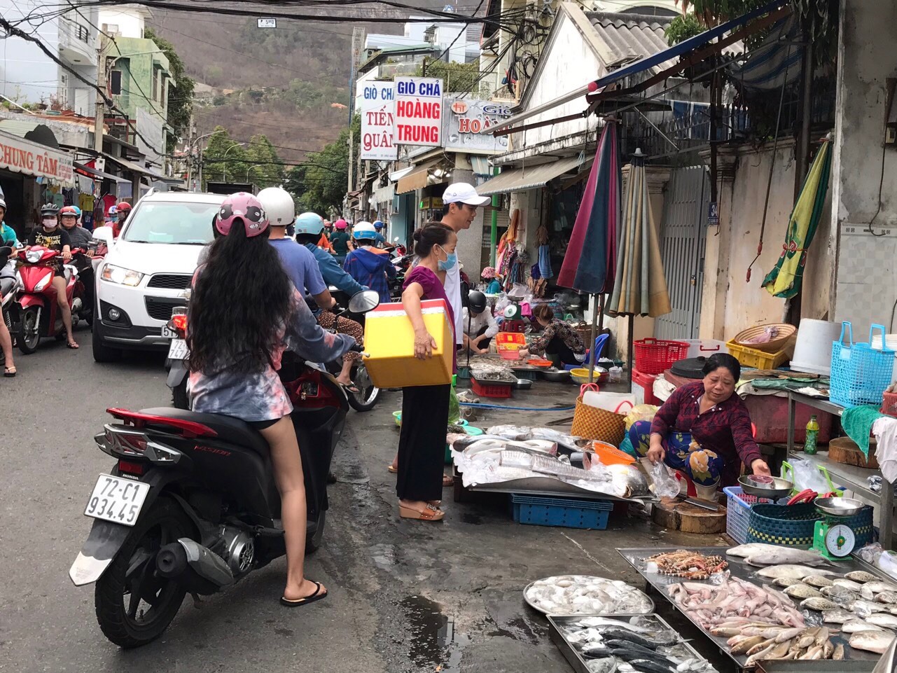 Chợ Cô Giang (phường 4) lại buôn bán lộn xộn như chưa từng có cuộc ra quân lập lại trật tự đô thị.