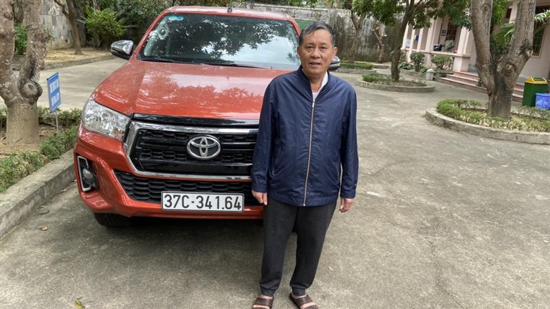 Đối tượng Lê Hữu Thịnh cùng chiếc xe chở động vật quý hiếm