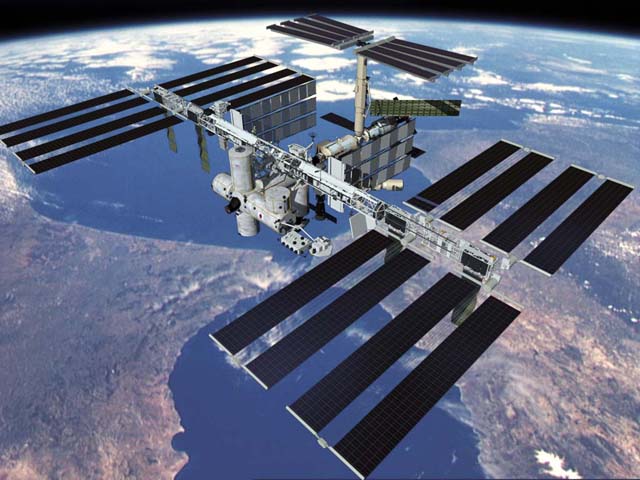 Hệ thống vệ sinh mới (ảnh nhỏ) vừa được lắp đặt trên Trạm vũ trụ quốc tế ISS. Ảnh: NASA.