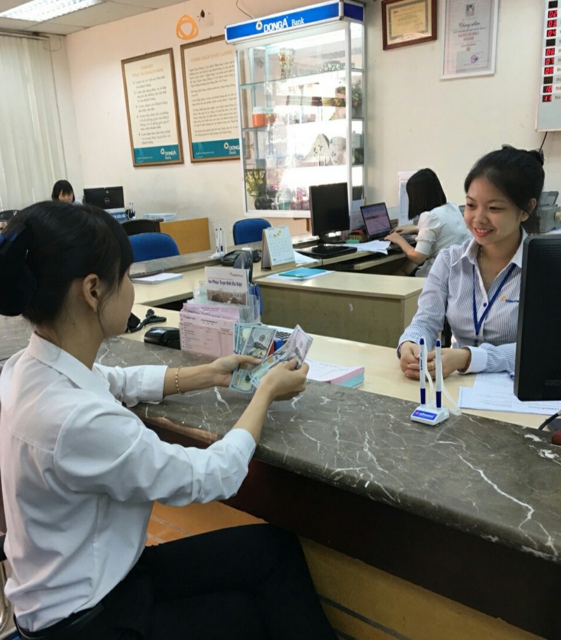 DongA Bank đang triển khai nhiều gói vay ưu đãi cho khách hàng DNNVV.  Trong ảnh: Khách hàng giao dịch tại DongA Bank Vũng Tàu.