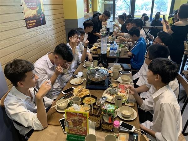 Từ ngày 15/11, người chưa đủ 18 tuổi uống rượu, bia có thể bị phạt tới 500.000 đồng.  Ảnh minh họa