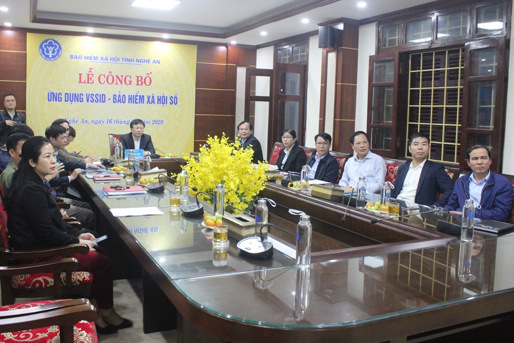 Đồng chí Bùi Đình Long - Phó Chủ tịch UBND tỉnh và đại diện các sở, ban, ngành tại điểm cầu Nghệ An