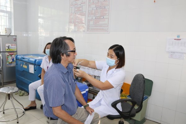 Nhân viên y tế được tiêm vắc xin cúm mùa tại Trung tâm Kiểm soát bệnh tật tỉnh (TP.Bà Rịa).