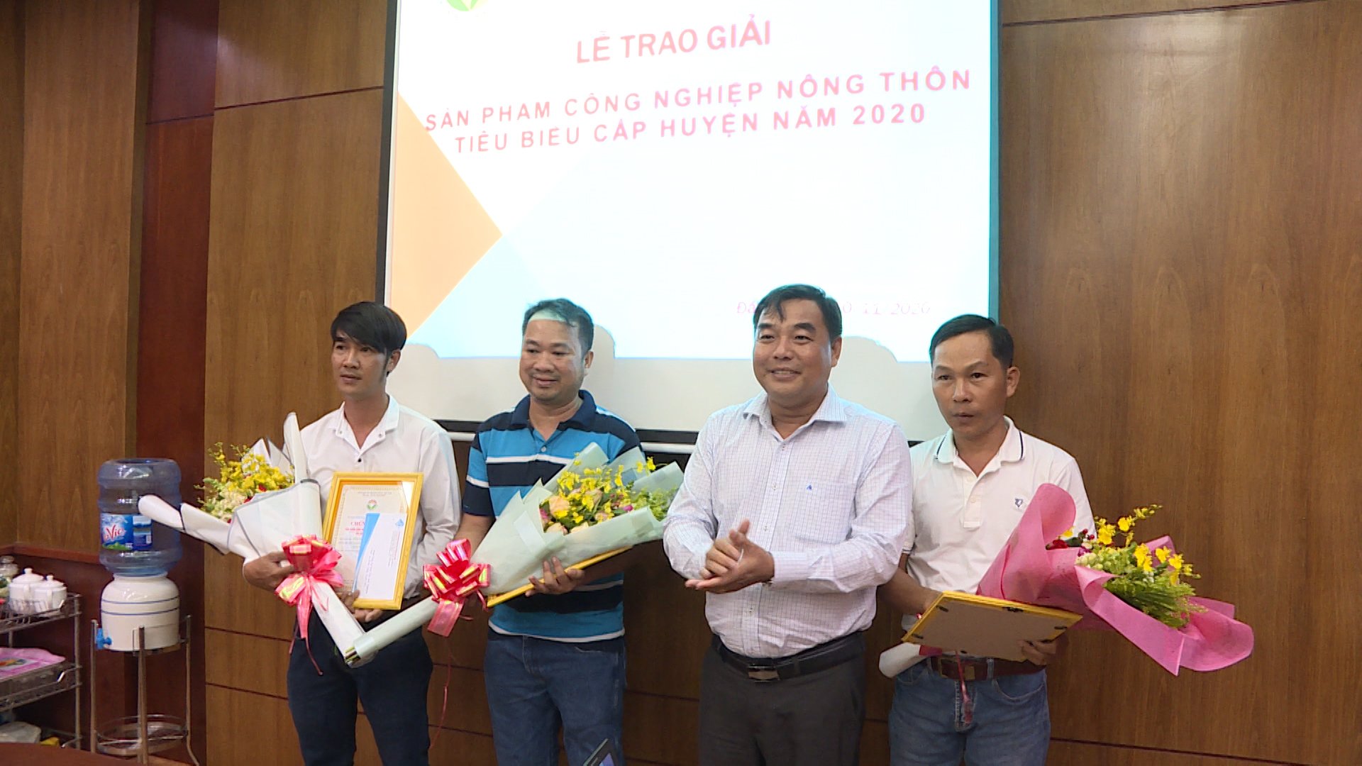 Ông Huỳnh Sơn Thái, Phó Chủ tịch UBND huyện Đất Đỏ trao giải cho 3 sản phẩm thuộc nhóm sản phẩm về thiết bị, máy móc, dụng cụ và phụ tùng cơ khí. Ảnh: Tuấn Vũ