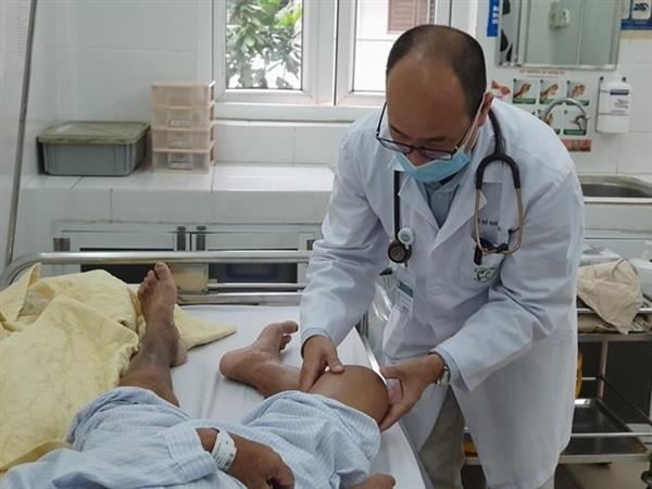 PGS Đỗ Duy Cường đang khám cho 1 bệnh nhân bị bệnh Whitmore