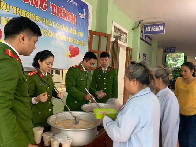  Các đoàn viên, hội viên Công an huyện chia sẻ tấm lòng với bệnh nhân có hoàn cảnh khó khăn.