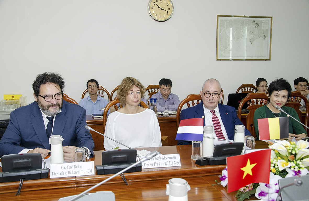 Bà Elsbeth Akkerman Đại sứ Hà Lan tại Việt Nam (thứ hai từ trái qua); ông Paul Jansen, Đại sứ Bỉ tại Việt Nam (thứ ba từ trái qua); ông Carel Richter, Tổng Lãnh sự Hà Lan tại TP. Hồ Chí Minh (bìa trái) thăm tỉnh BRVT.