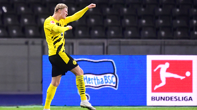 Haaland ăn mừng danh hiệu Golden Boy bằng 4 bàn thắng vào lưới Hertha Berlin đêm thứ Bảy vừa qua.