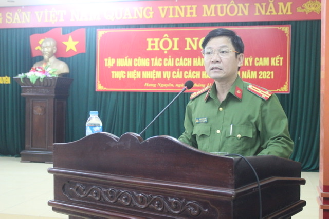 Đồng chí Thượng tá Trịnh Xuân Hợp, Phó Trưởng Công huyện trình bày báo cáo công tác CCHC năm 2020